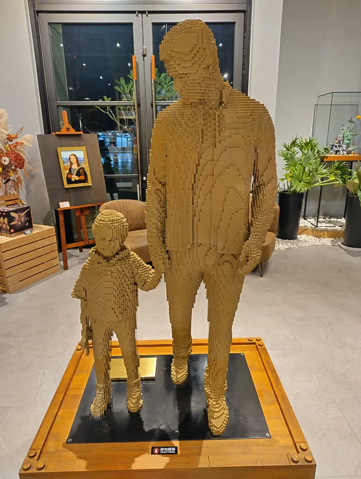 很像我們家長帶著小孩來逛