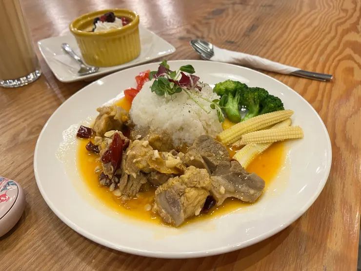 麻香豬腩飯，出乎意料的好吃，只是有點鹹就是。