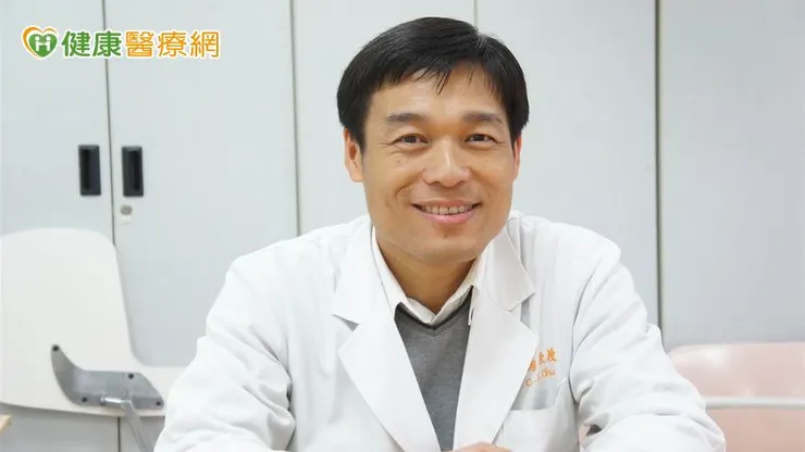 近期許多孩童出現上吐下瀉的症狀,常被家長誤以為是「諾羅病毒」或是俗稱的「腸胃型流感」。對此,邱政洵理事長澄清,這其實可能是感染流感病毒所致。