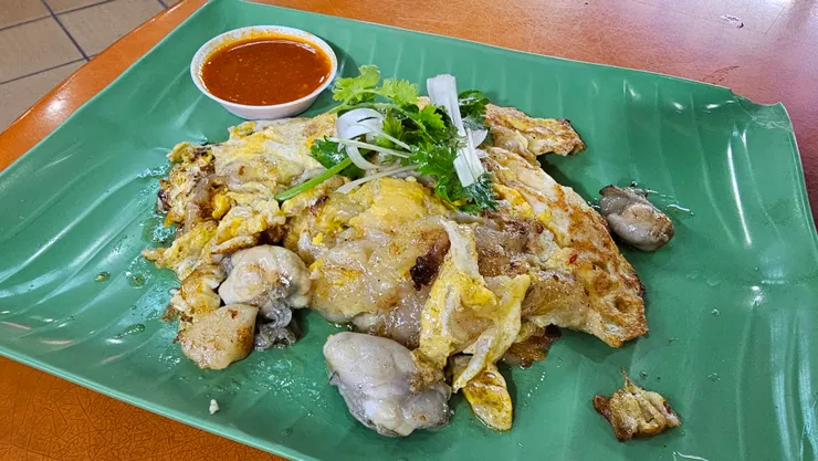 這是新加坡很有名的小吃~蠔煎!類似台灣的蚵仔煎!但是兩地做法和賣相及味道還是略有差異!