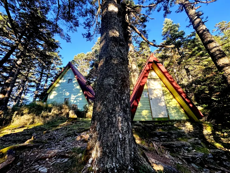 素密達山屋,右棟為廁所。