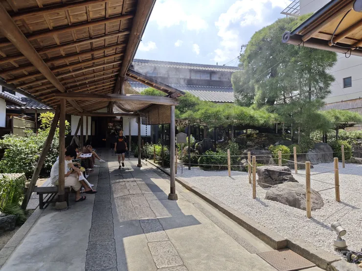 直走入內，咖啡廳前的庭院