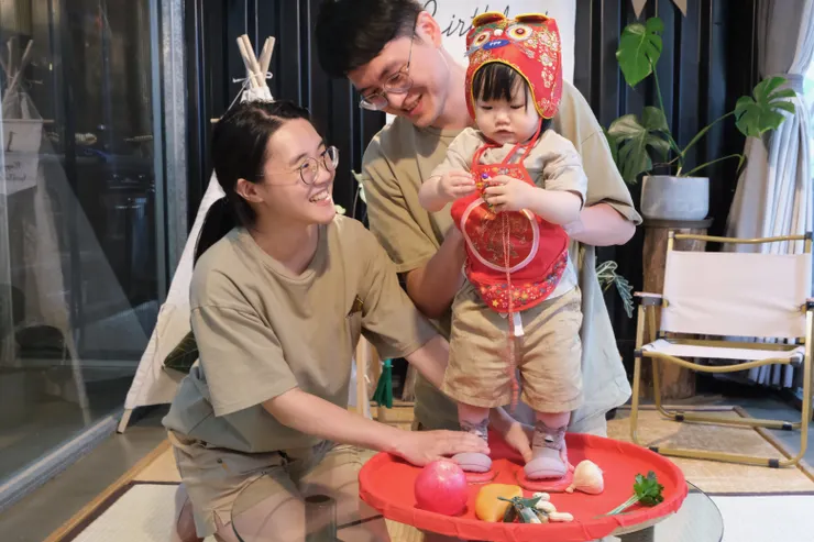 皮梅一看到道具就開始各種抓來玩