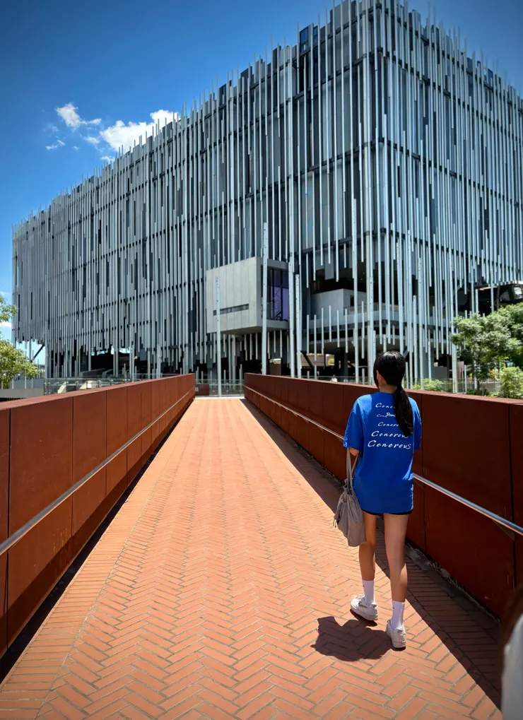 入口處人行橋牆面使用「耐候鋼」鋼板,表面鏽層看似粗糙,但其實是經過特殊處理,使其可抵禦長年室外的日曬雨淋。橘紅色調的繡層,與鶯歌陶瓷及三峽老街紅磚老屋建築相呼應