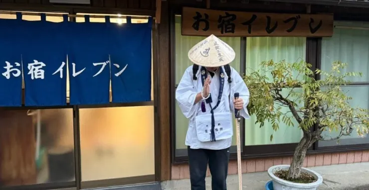 四國遍路朝聖者於住宿前合十祈願