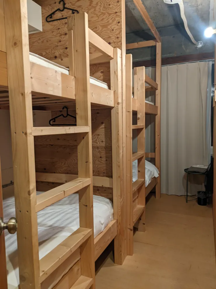 行李箱攤開後就沒有走道可以過路