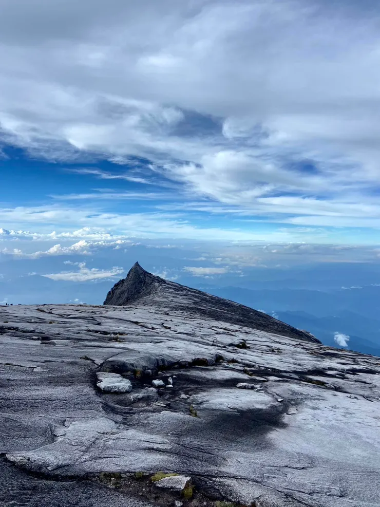 這一大片花岡岩塑成的Kisses巧克力