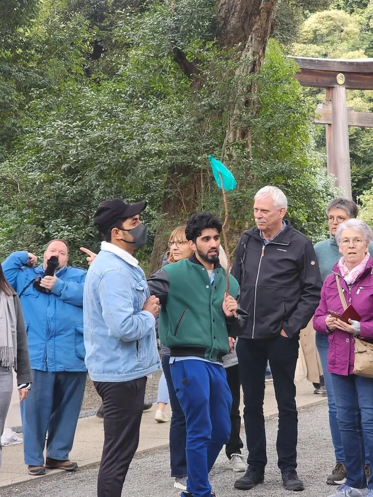 有外國人拿著塑膠當導遊旗子，好好笑。