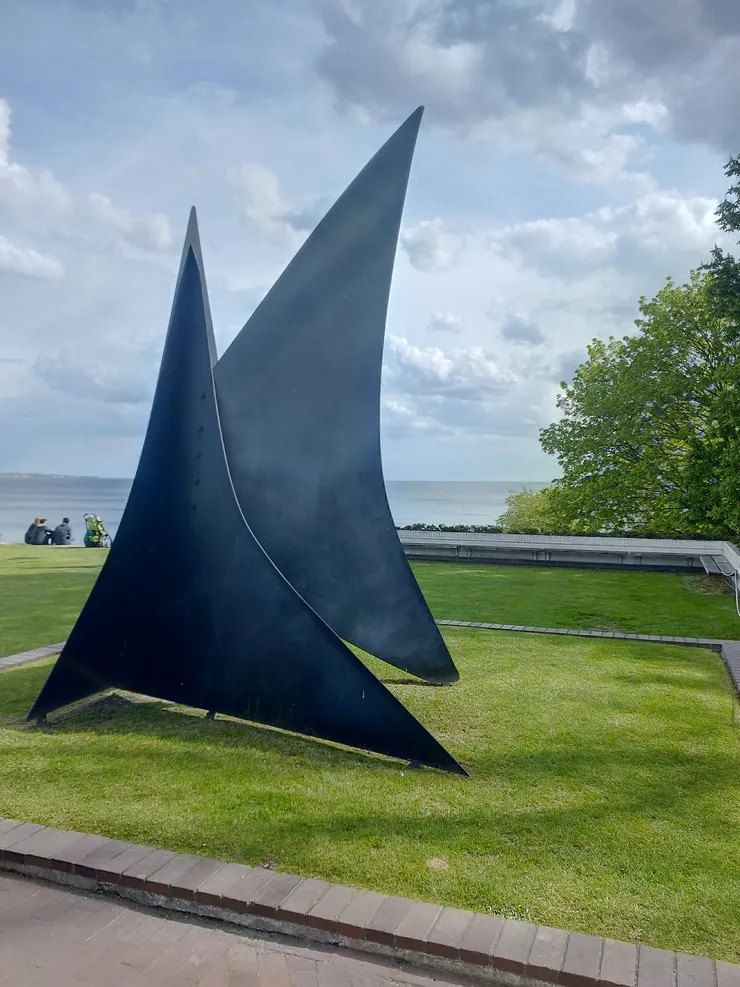 這座美術館位在海邊，裝置藝術以大海為背景