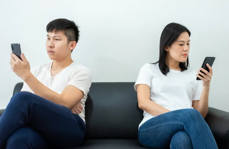 情感失能的男人無法與伴侶產生深層的心理連結。雖然他能給妳優渥的物質生活，但兩人卻無法產生情感上的交流。圖/123RF圖庫