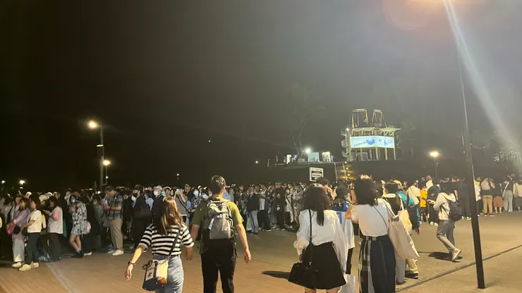 如果找不到從哪排，可以找舉牌工作人員的終止線。