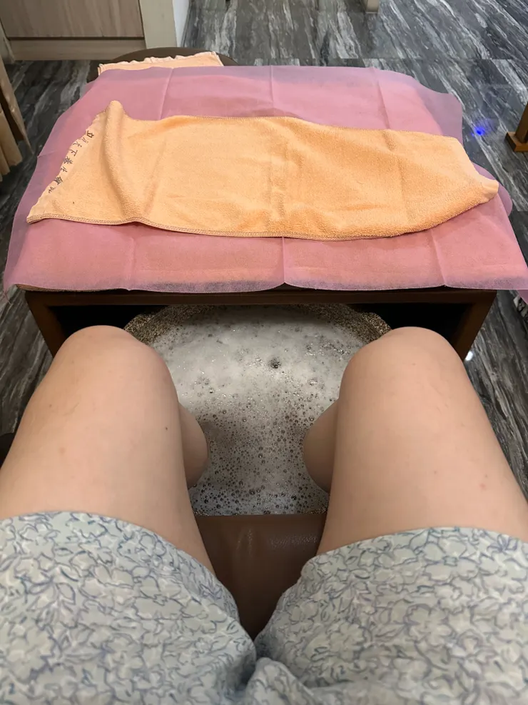 腳底按摩 $800/70 分鐘，價格比台北便宜許多，但要說功力，通化街的按摩還是更上一層！