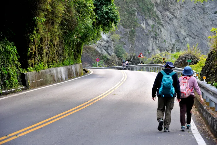 【下午3點15左右，從郵館步行往白楊步道入口，前為志中伉儷。】