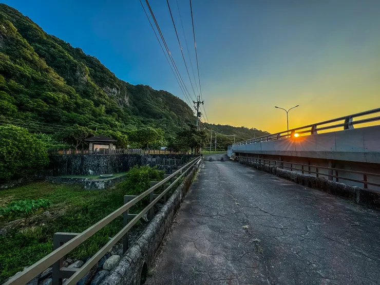 往登山口的方向，太陽正緩緩升起