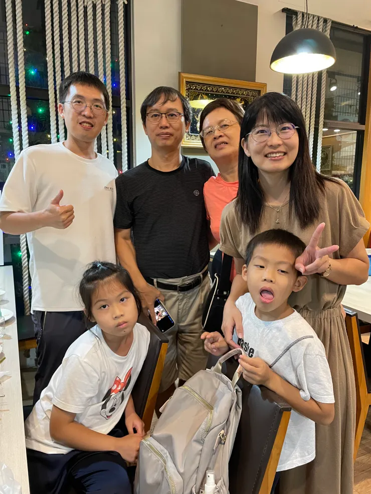 全家與信佑老師家聚餐合照