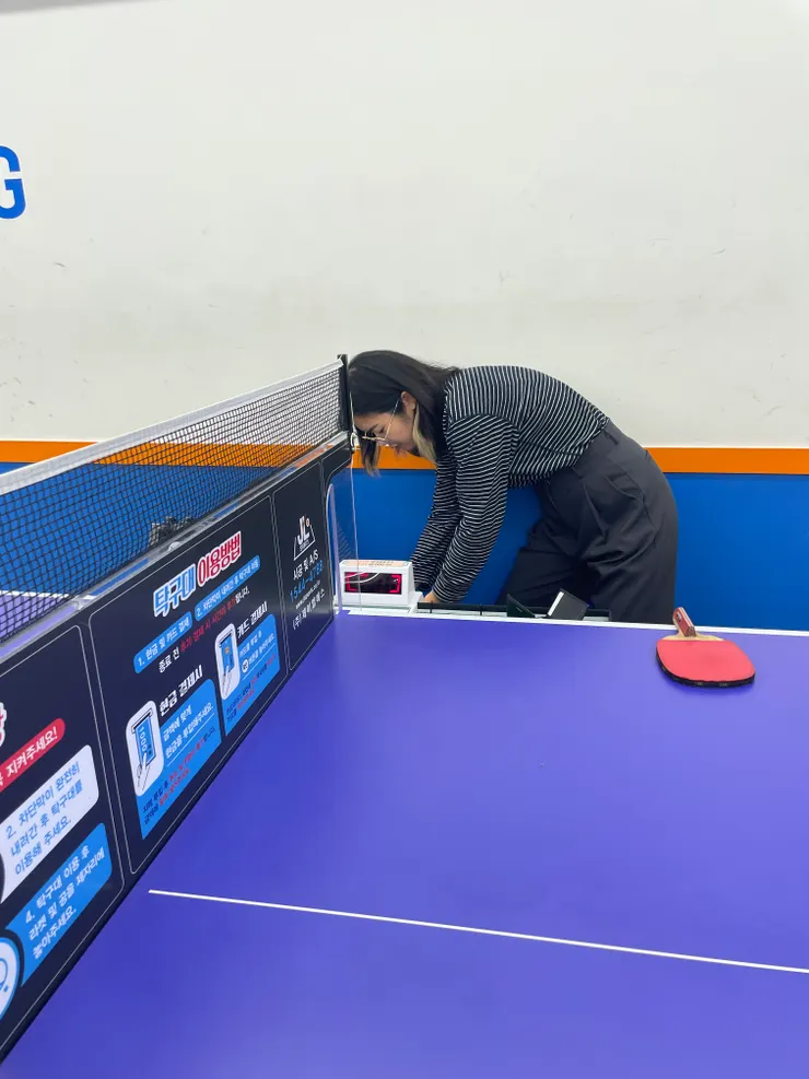 無人桌球室,投錢後,網子才會降下來