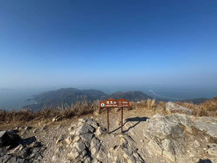 到此一遊!山頂範圍不算非常廣闊，但有一避風小屋，就在牌的對面