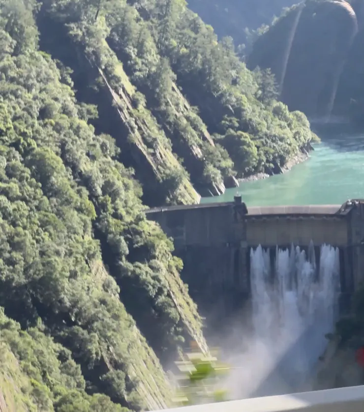 巧遇谷關水庫洩洪。