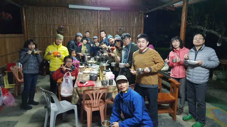 回到營地，大伙拿出來自各地的特色美食，開始餵食趴～