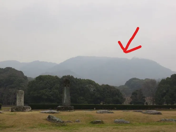 至於大野城，如果對日本100名城有研究的話應該會有印象。對，它的位置正是在圖中指住的地方，本來也打算試試上山的，但當日已經是旅程的第三日，拖住疲倦的身軀，看著下雪的天氣，還是搖搖頭，算了。