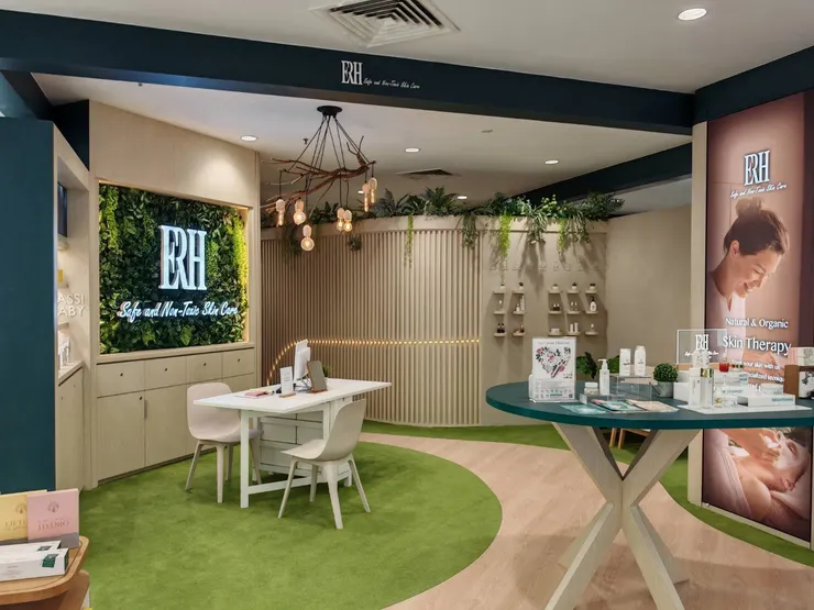 圖說：十藝生技旗下ERH品牌，進駐馬來西亞百貨商場，擁有２處實體櫃位及2家快閃店，以簡約風格和綠色元素，呈現品牌形象。（資料來源：十藝生技）