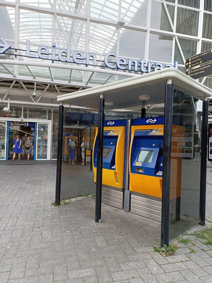 車站的售票機,可以買車票與無記名OV卡