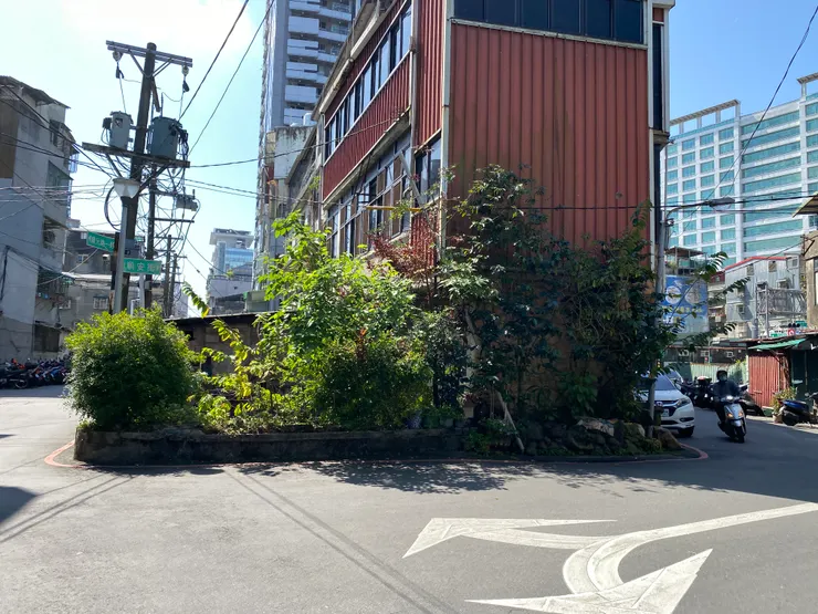 岔路左側寶元路一段是昔日的瑠公圳跨越景美橋的梘頭