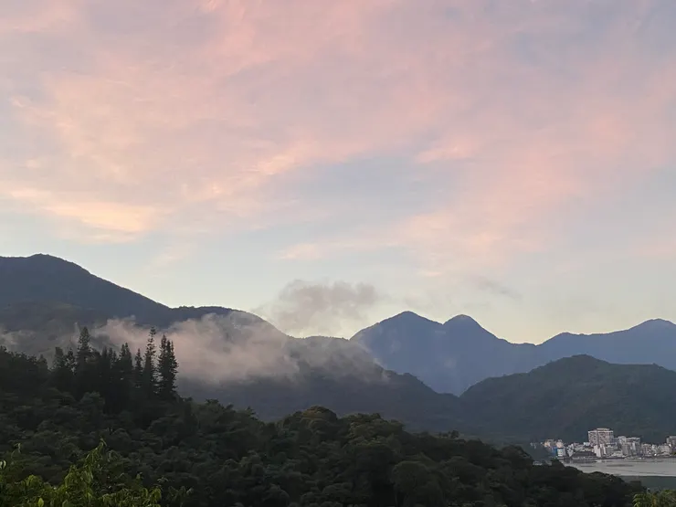 5:30的山巔雲朵