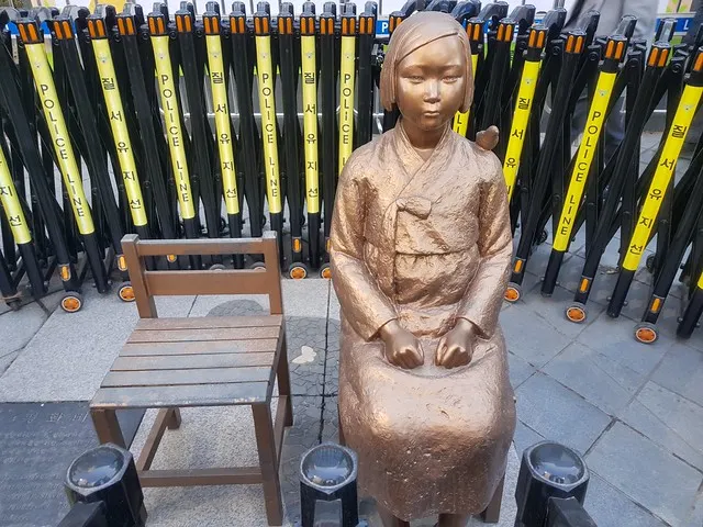 日本駐韓國大使館對面的「和平少女像」