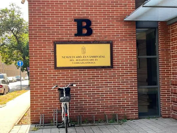 稅務辦公室門口