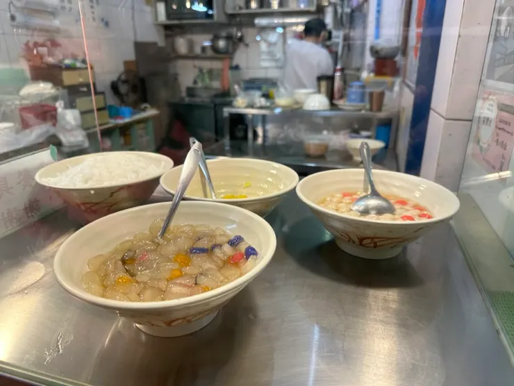 檯面上很多古早味剉冰的配料