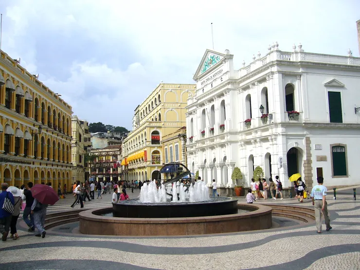 波浪紋葡式地磚，一到當地令人訝異不已，而這波浪其實背後是有故事的