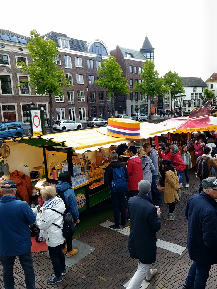 市集旁人聲鼎沸