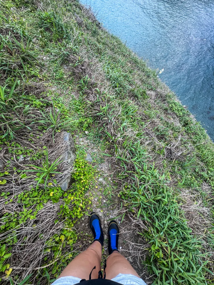 走在邊坡上右邊是大海，開始有點怕怕了～～🫣