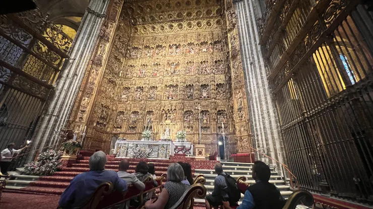 教堂的光亮集中在祭壇、高窗和側廊