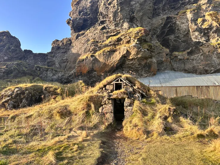 回來整理照片才發現忘了拍1的照片，1比較傳統。我個人是不討厭這樣的景點，理工男就毫無靈魂跟著我下車亂逛。
