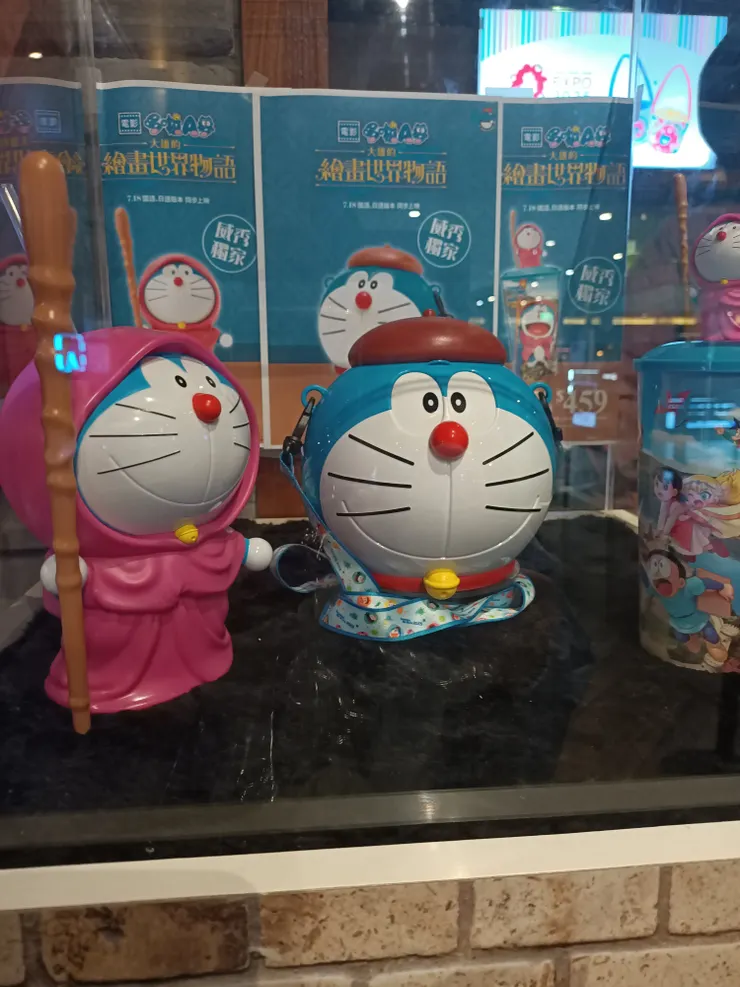 看到旁邊有多啦a夢