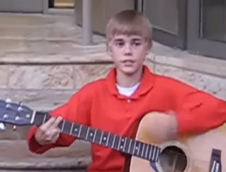 自彈自唱的 Justin，歌聲清亮令人驚艷。