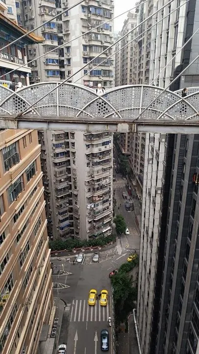 平台另一側連接的是22F高的大樓