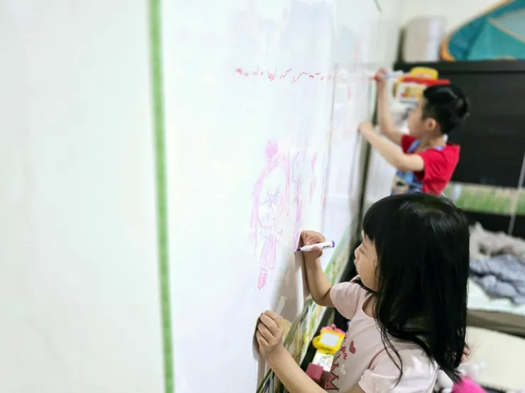 體驗愛塗鴉寶貝看過來!可自由裁切、牆壁、木板隨處可黏、白板