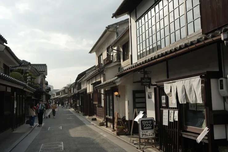 輕薄的照映於街道上