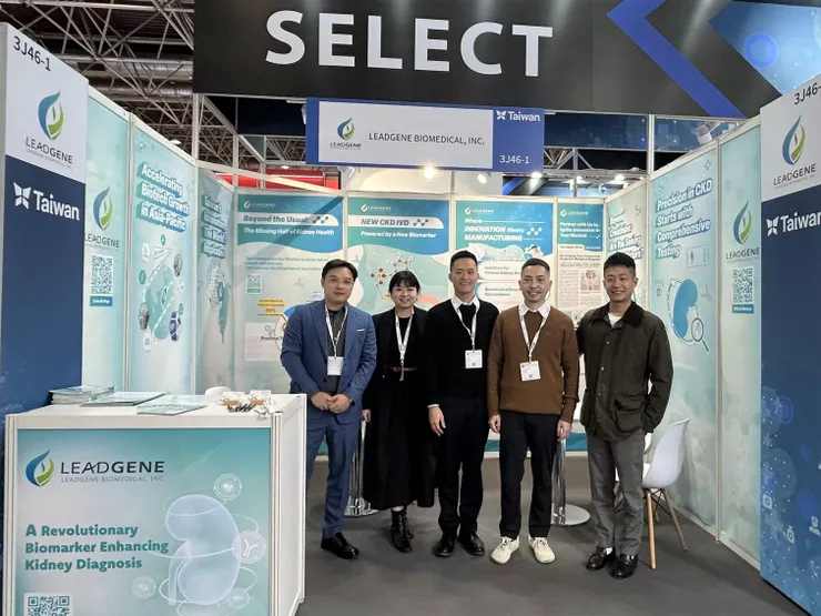 圖說:偉喬生醫董事長莊詠鈞(右二)、執行長鄭又瑋(右三)與團隊同仁,一同參與全球規模最大的德國國際醫材展。(資料來源:偉喬生醫)