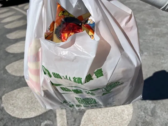 買飛魚卷買到老闆加送我三包空氣玉米脆餅