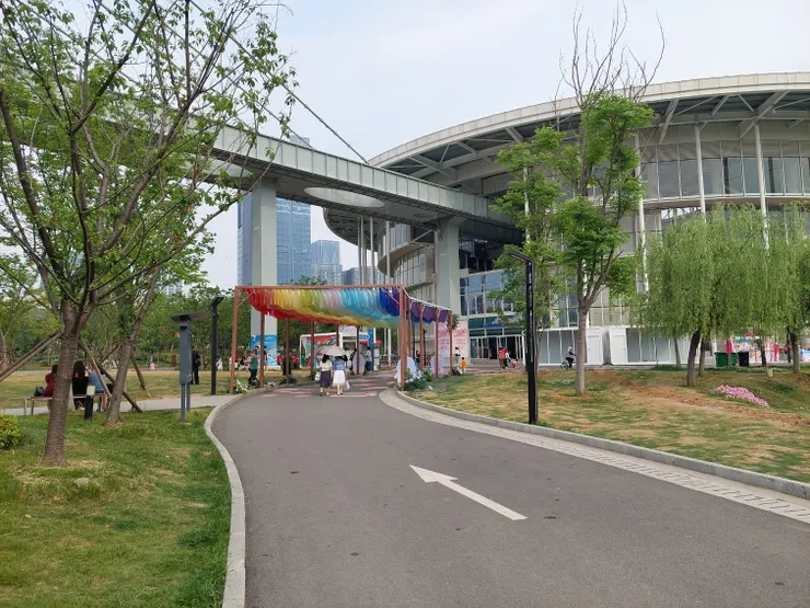 武漢作了一條光谷空軌列車，這是在空軌車站旁拍的。