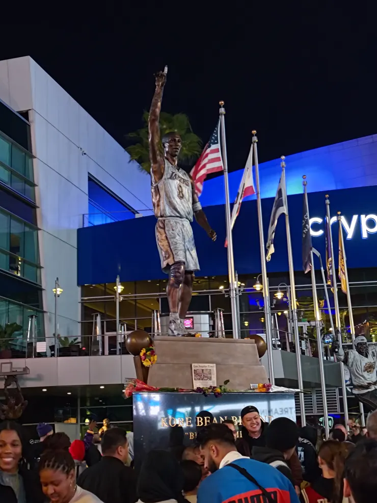 湖人隊球場外的柯比.布萊恩(Kobe Bryant)塑像,此塑像於美西時間二零二四年二月八日晚間啟用