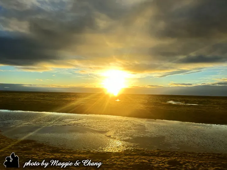 今天迎著初升的朝陽出發，朝冰島東南方前進。