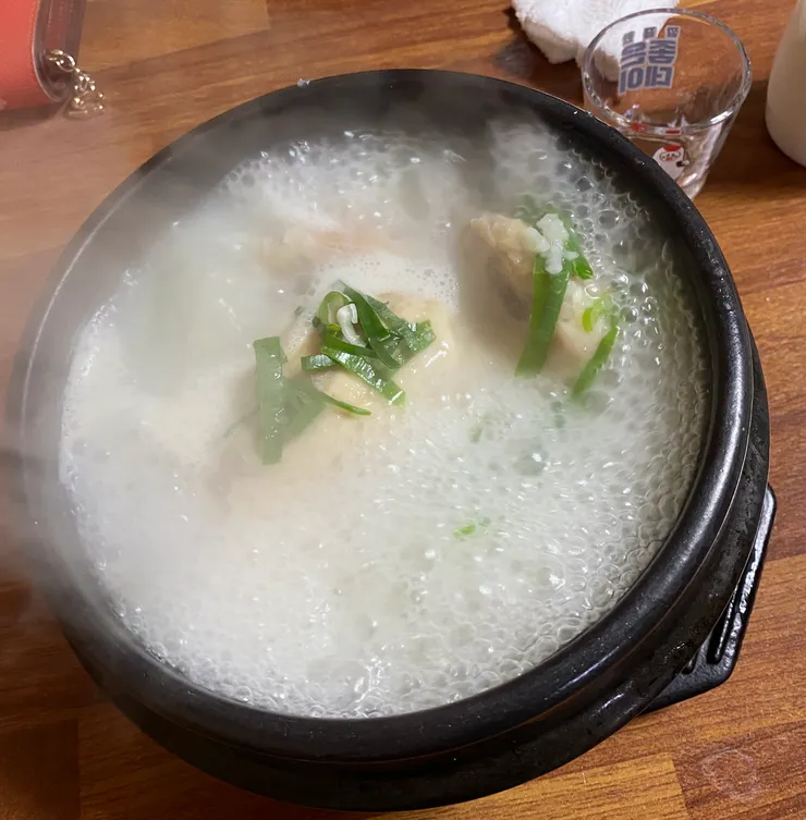 剛上桌滾到冒泡的人蔘雞