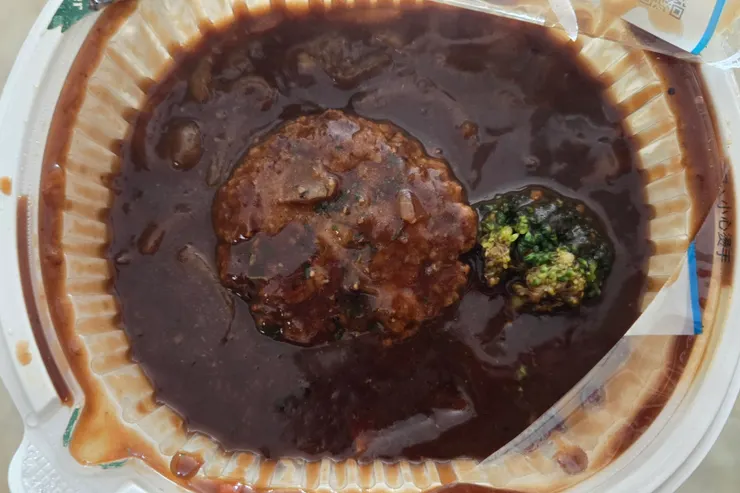 包裝模式開映入眼簾的就是漢堡排和旁邊的小花椰菜😆