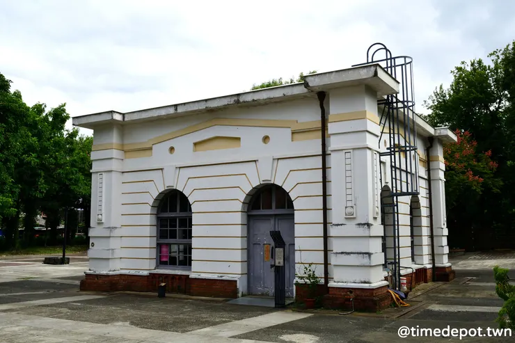 蓄水池的清水經由重力往下流，透過量水室調節送往市區