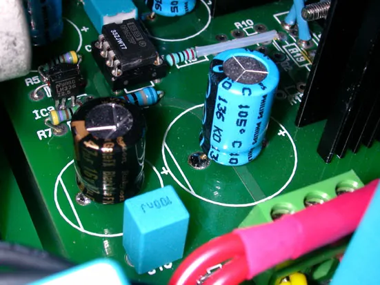 傷荷包之二，在穩壓電路 LM336 上並一枚 Black Gate FK 47uF/16V 電容